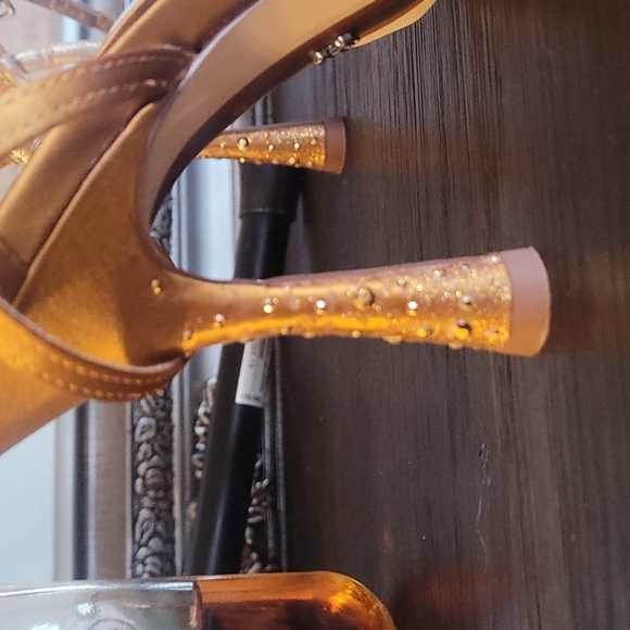 Sam Edelman 6W gold Pump with criss-cross strap. Low heel. - Picture 4 of 5